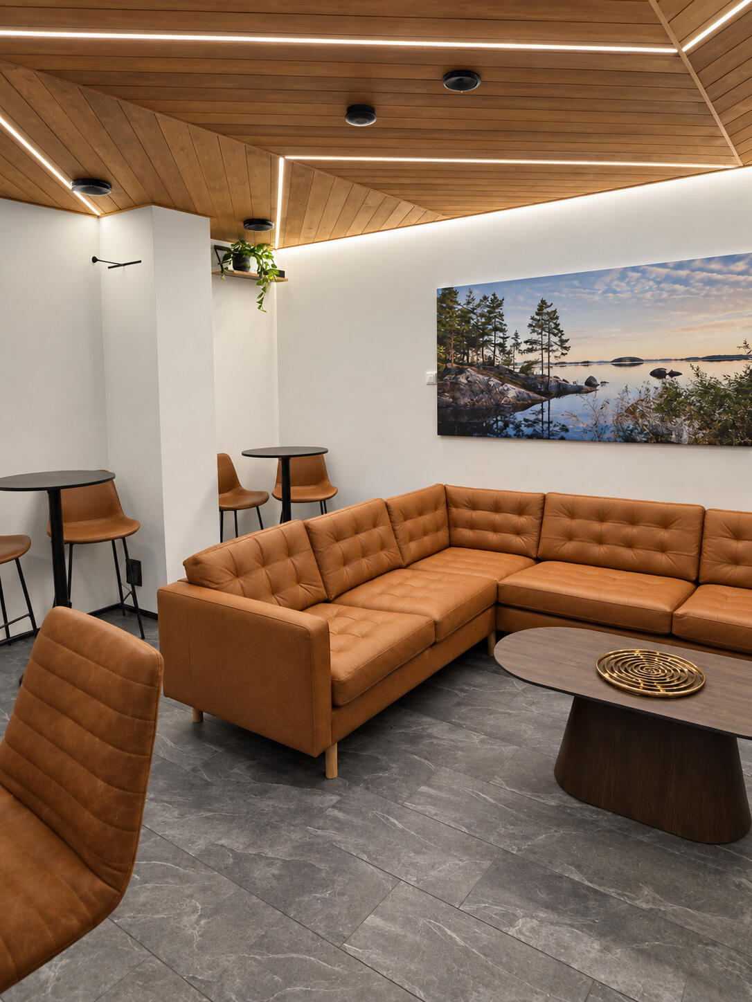 Vaaralan Saunan lounge Vaaralan Saunan viihtyisä lounge kutsuu rentoutumaan löylyjen lomassa – lämmin sisustus ja mukava sohvaryhmä luovat puitteet yhteiseen saunailtaan Vantaalla.